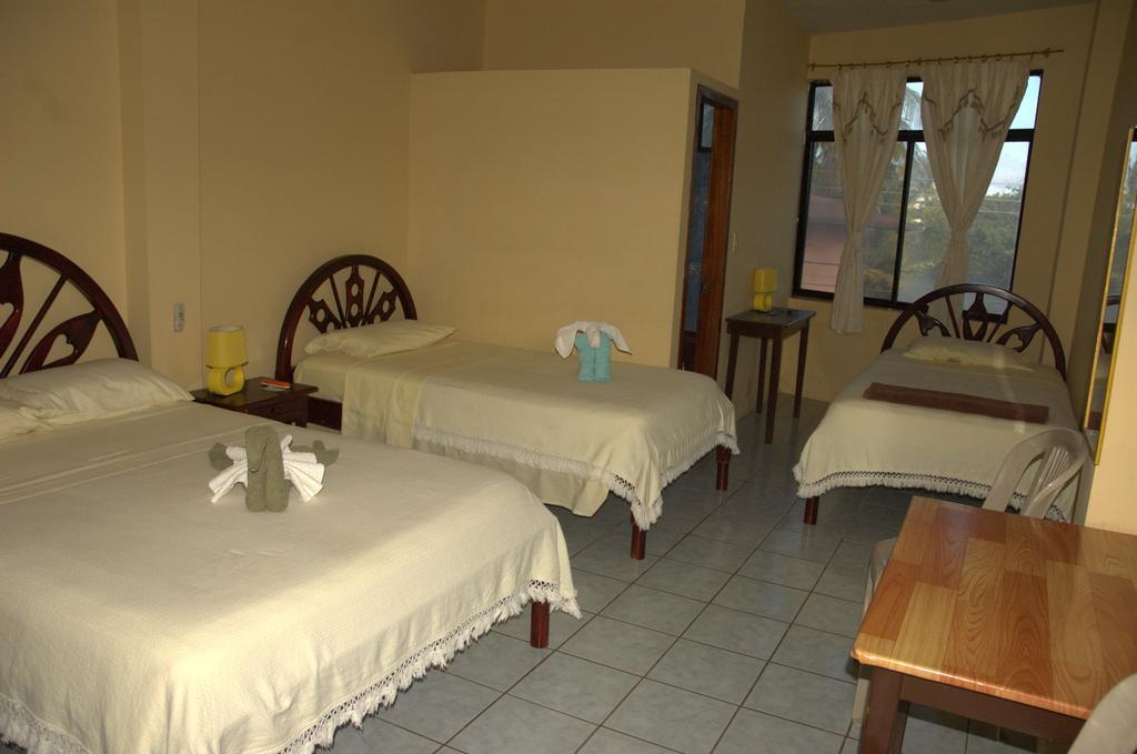 Hostal La Isla Del Descanso Puerto Villamil Bagian luar foto