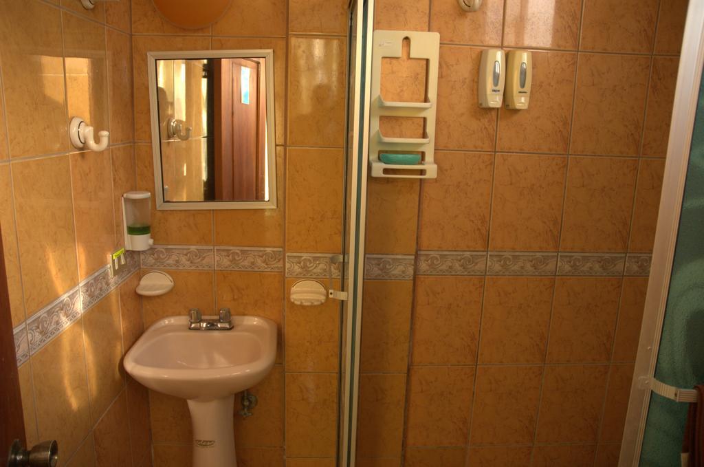 Hostal La Isla Del Descanso Puerto Villamil Bagian luar foto