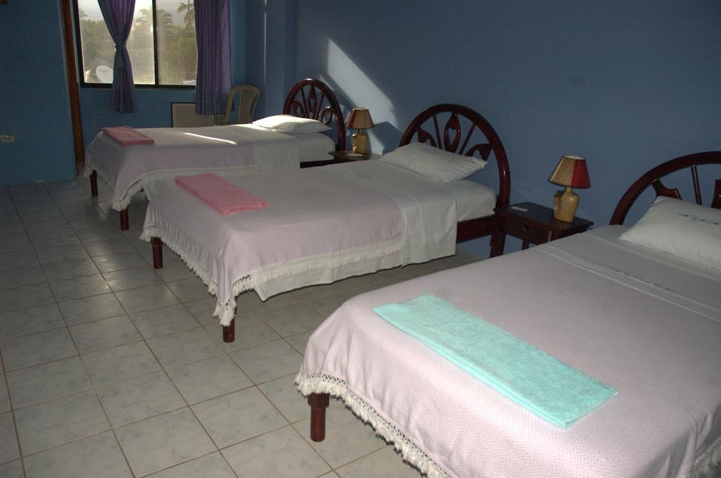 Hostal La Isla Del Descanso Puerto Villamil Bagian luar foto