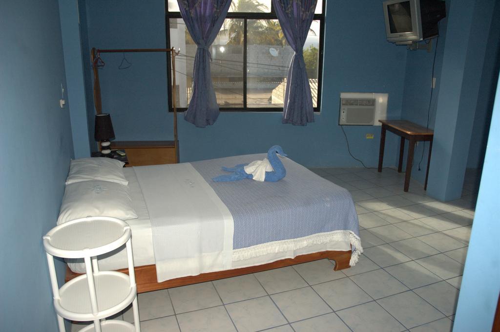 Hostal La Isla Del Descanso Puerto Villamil Bagian luar foto