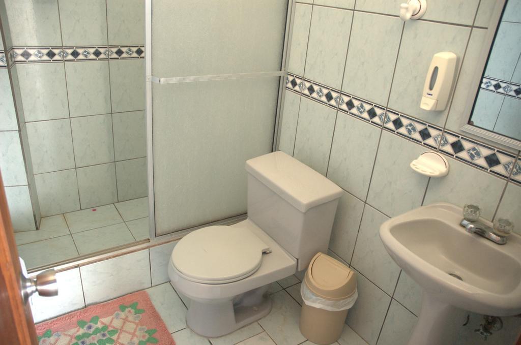 Hostal La Isla Del Descanso Puerto Villamil Bagian luar foto