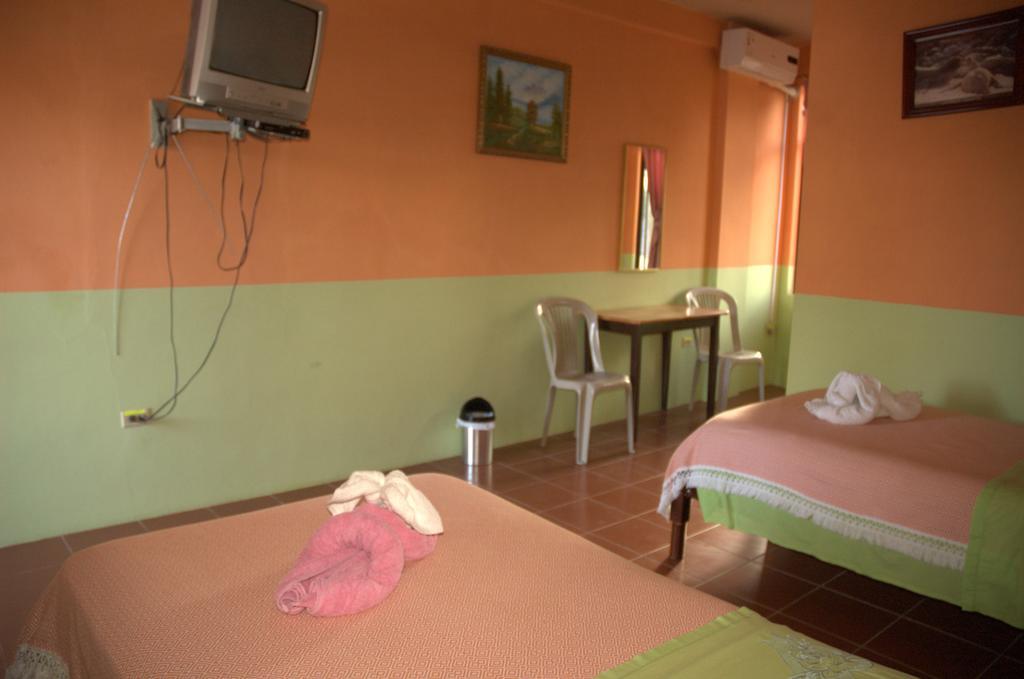 Hostal La Isla Del Descanso Puerto Villamil Bagian luar foto