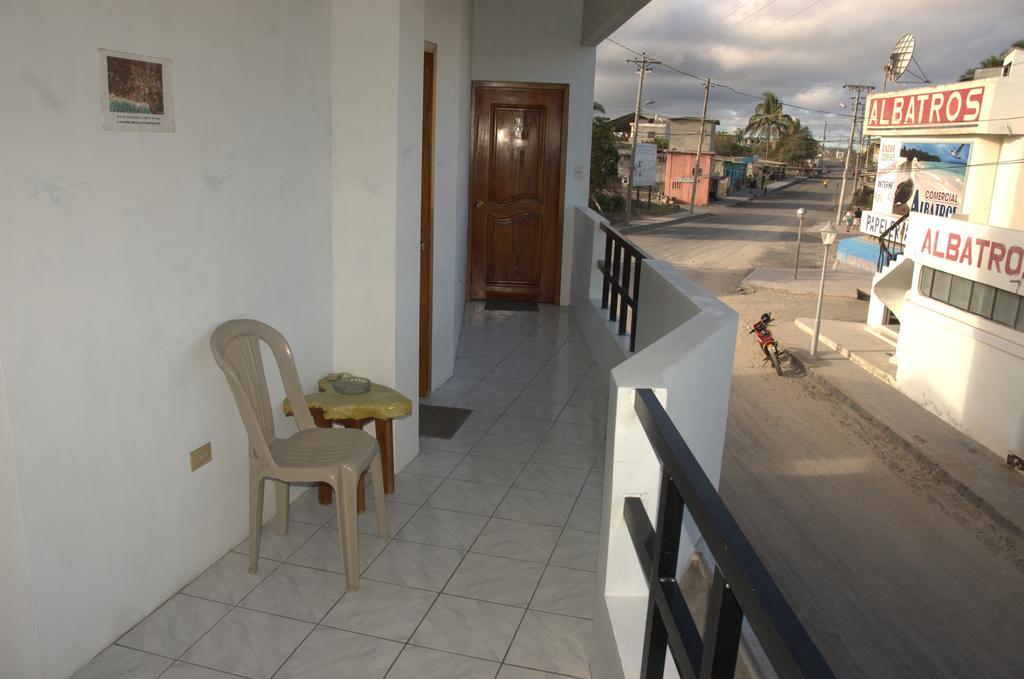 Hostal La Isla Del Descanso Puerto Villamil Bagian luar foto