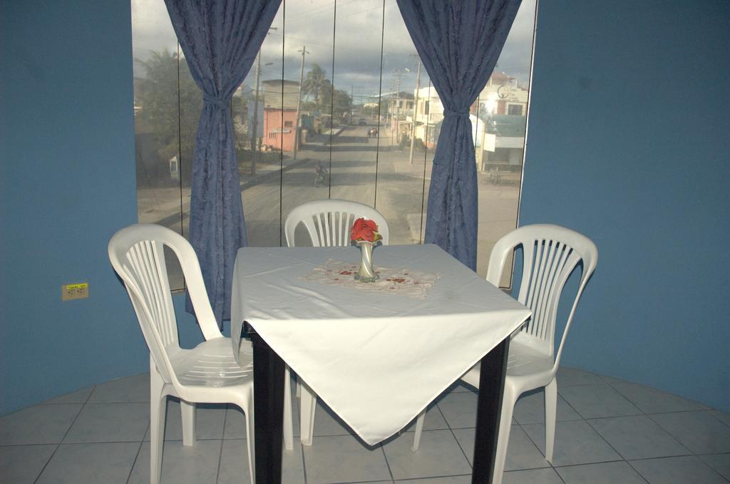 Hostal La Isla Del Descanso Puerto Villamil Bagian luar foto