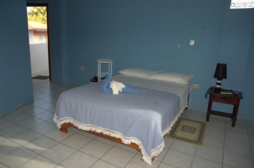 Hostal La Isla Del Descanso Puerto Villamil Bagian luar foto