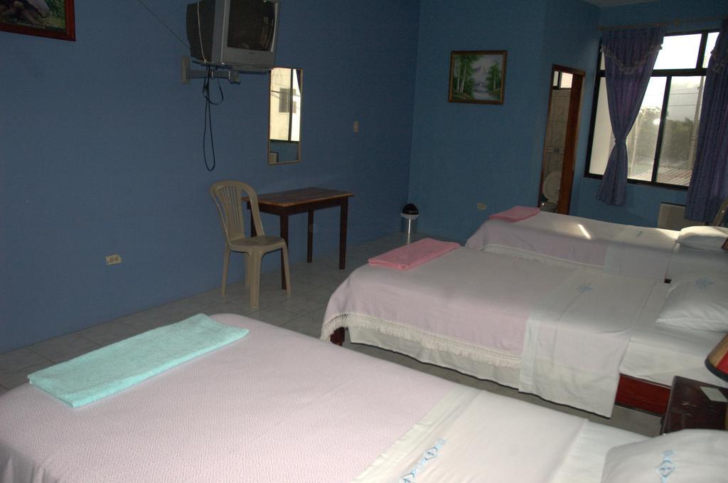 Hostal La Isla Del Descanso Puerto Villamil Bagian luar foto