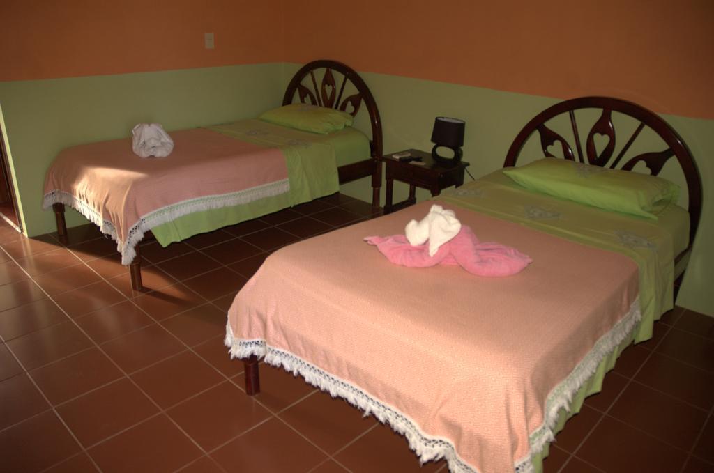 Hostal La Isla Del Descanso Puerto Villamil Bagian luar foto