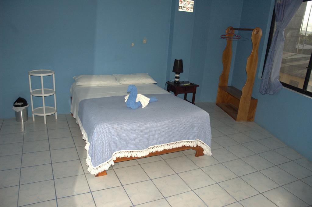 Hostal La Isla Del Descanso Puerto Villamil Bagian luar foto