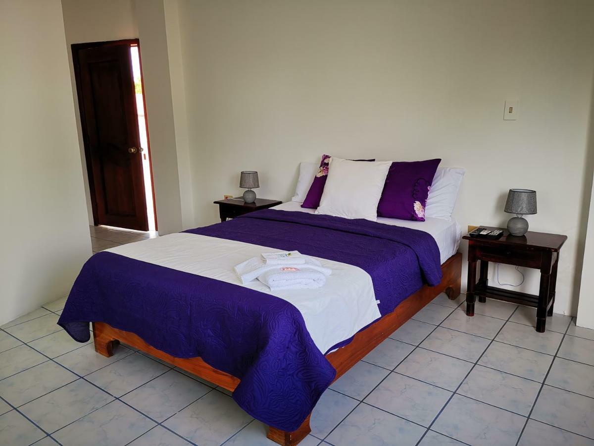 Hostal La Isla Del Descanso Puerto Villamil Bagian luar foto