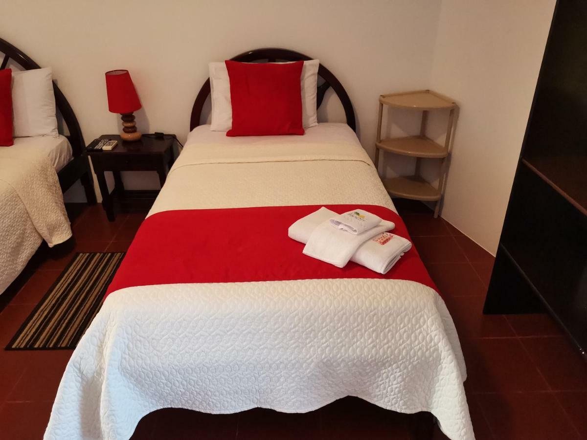 Hostal La Isla Del Descanso Puerto Villamil Bagian luar foto