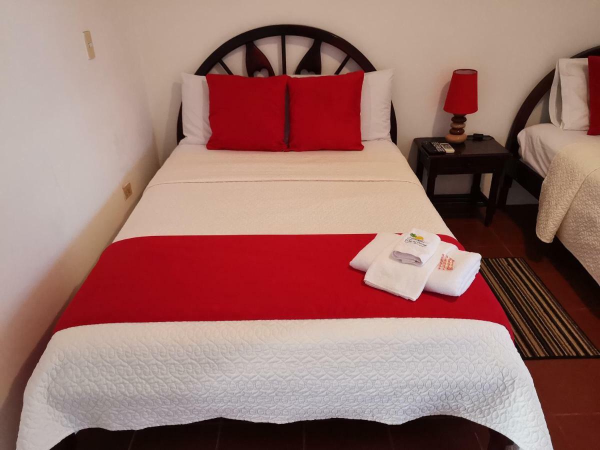 Hostal La Isla Del Descanso Puerto Villamil Bagian luar foto