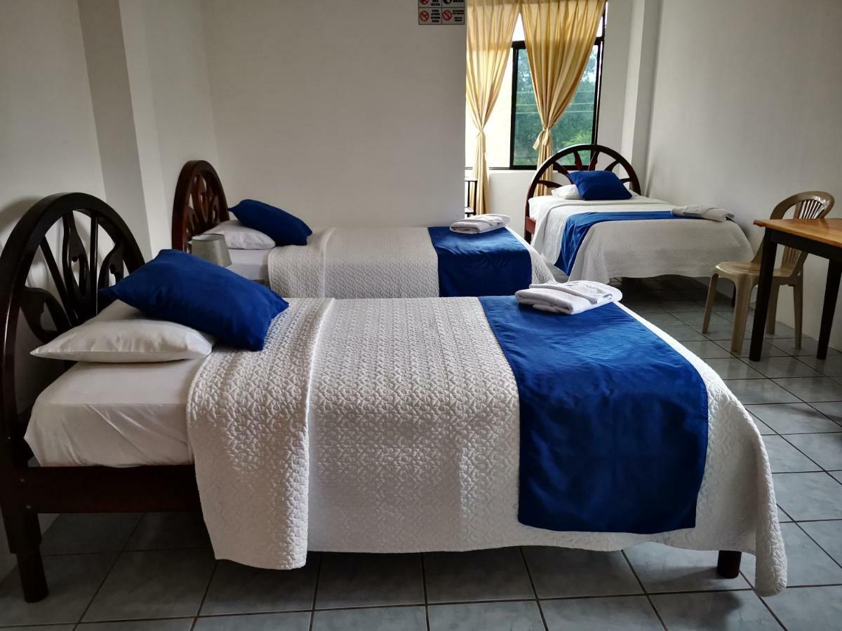 Hostal La Isla Del Descanso Puerto Villamil Bagian luar foto
