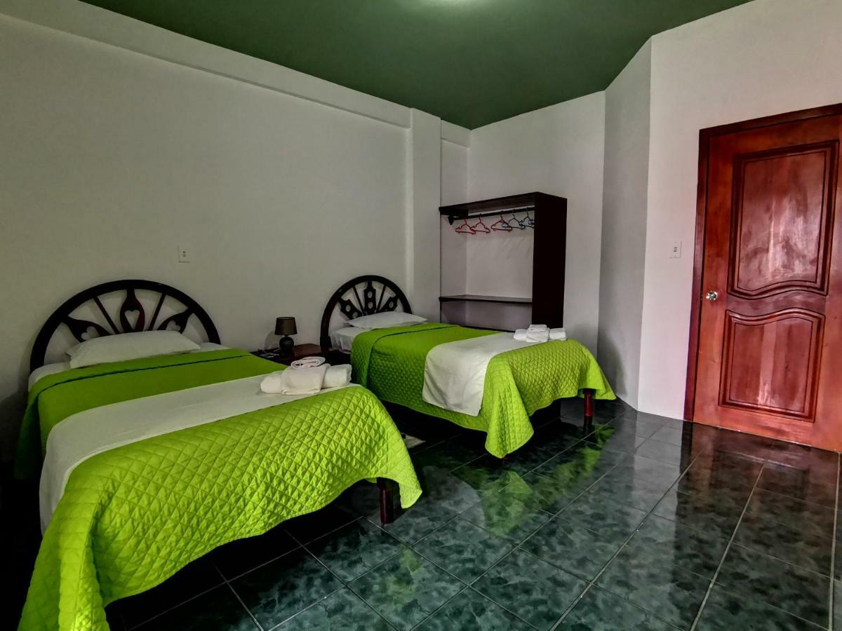 Hostal La Isla Del Descanso Puerto Villamil Bagian luar foto