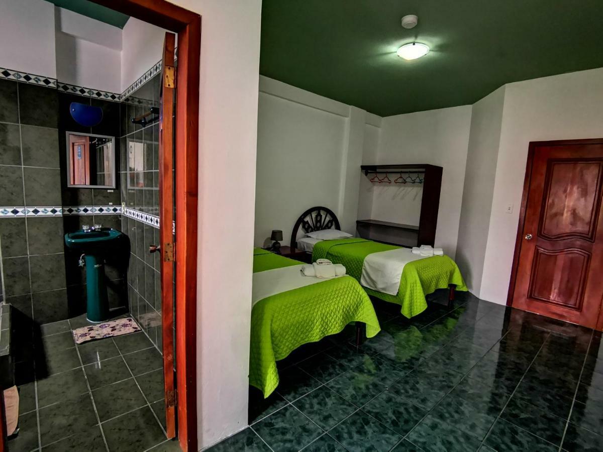 Hostal La Isla Del Descanso Puerto Villamil Bagian luar foto