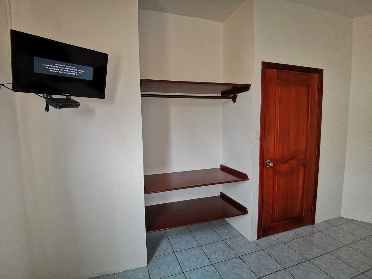Hostal La Isla Del Descanso Puerto Villamil Bagian luar foto