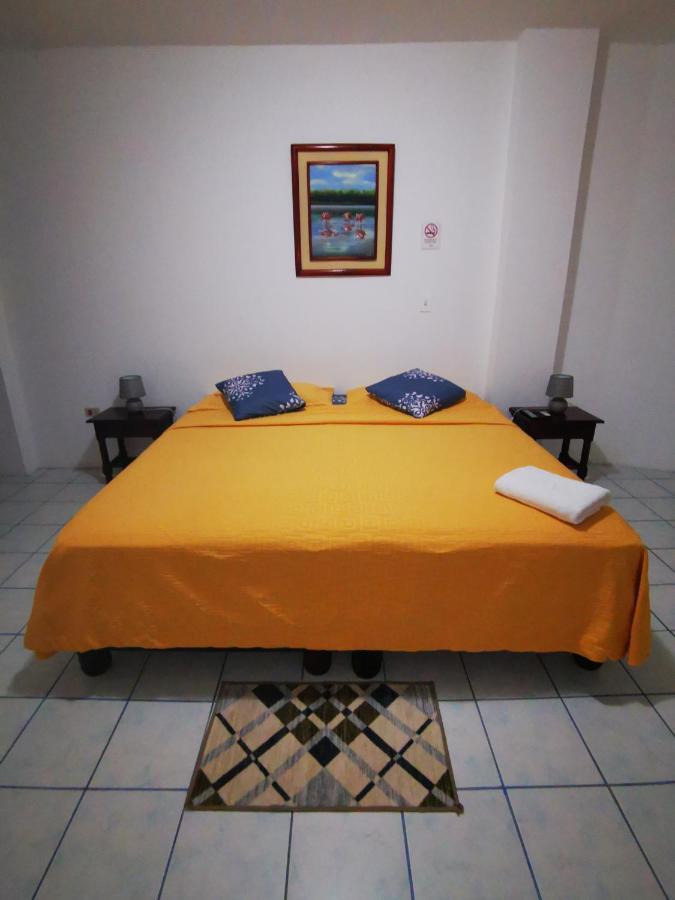 Hostal La Isla Del Descanso Puerto Villamil Bagian luar foto