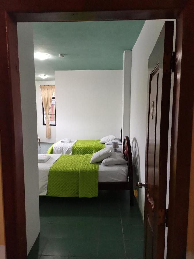 Hostal La Isla Del Descanso Puerto Villamil Bagian luar foto