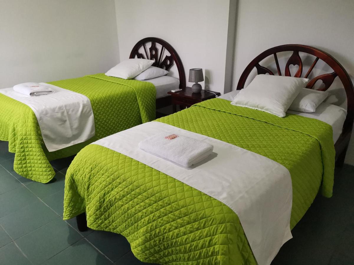 Hostal La Isla Del Descanso Puerto Villamil Bagian luar foto